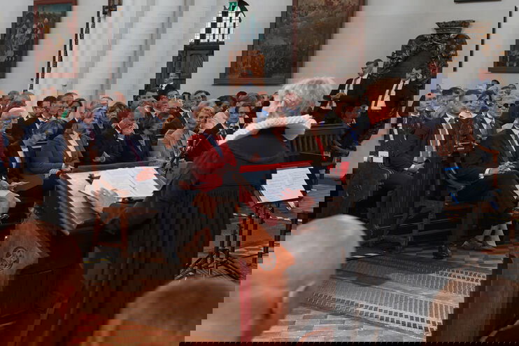 Eine als Frau lesbare Geistliche spricht zur Gemeinde