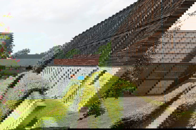 Ein modernes und ein altes Kirchengebäude nebeneinander.