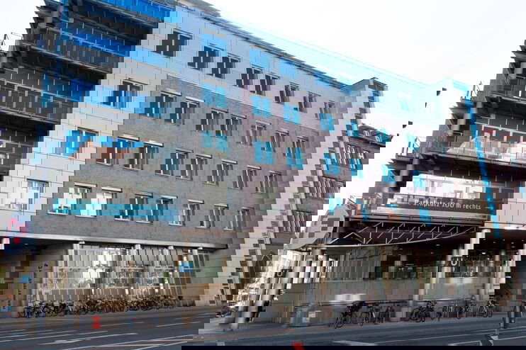 Ein Krankenhausgebäude von außen.