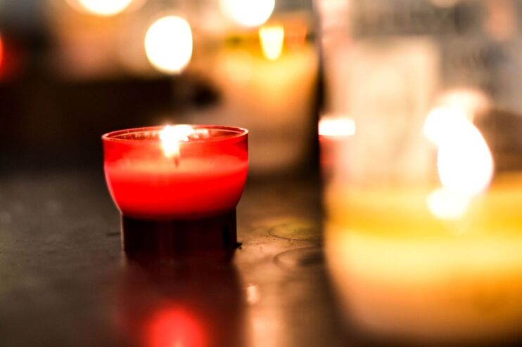  Brennende Kerzen und Teelichter