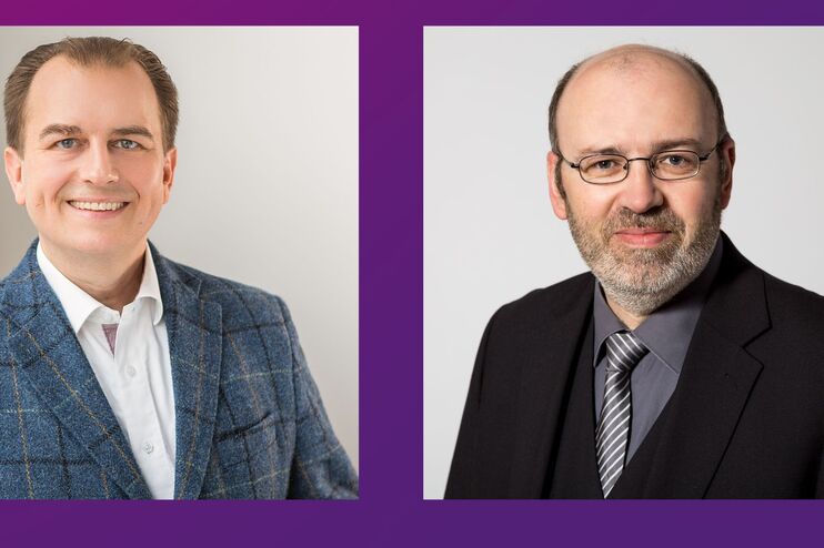 Zwei Männer im Portrait vor einem lila Hintergrund