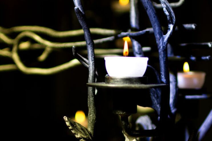 Eine brennende Kerze