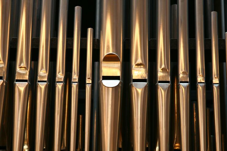 Eine Reihe von Orgelpfeifen