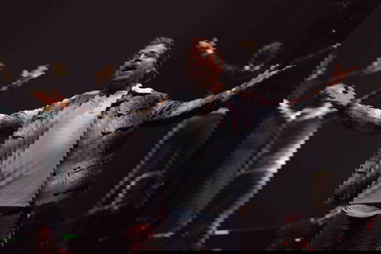 Männer singen auf einer Bühne