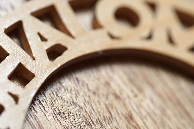 Ein aus Holz geschnitztes Shalom.