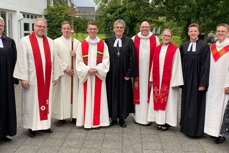Ein Gruppe von Menschen in religiösen Gewändern.
