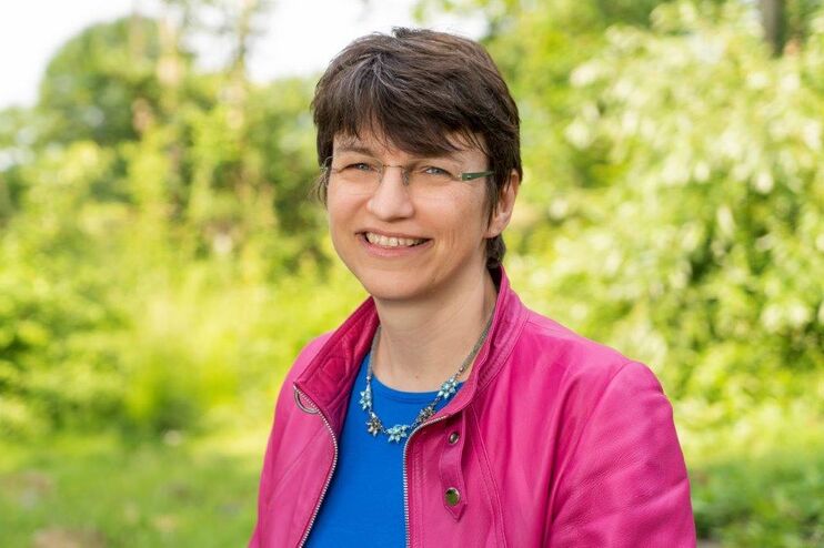 Eine Frau lächelt in die Kameraa