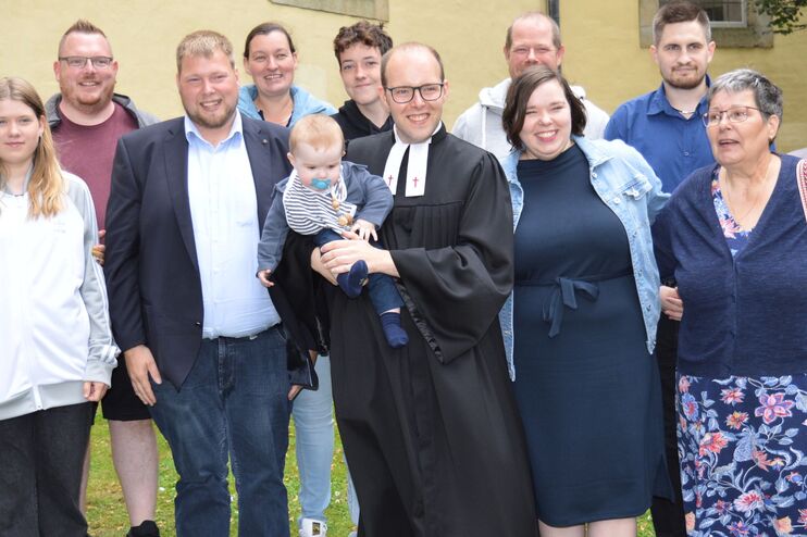 eine Gruppe von Menschen posiert für ein Foto.