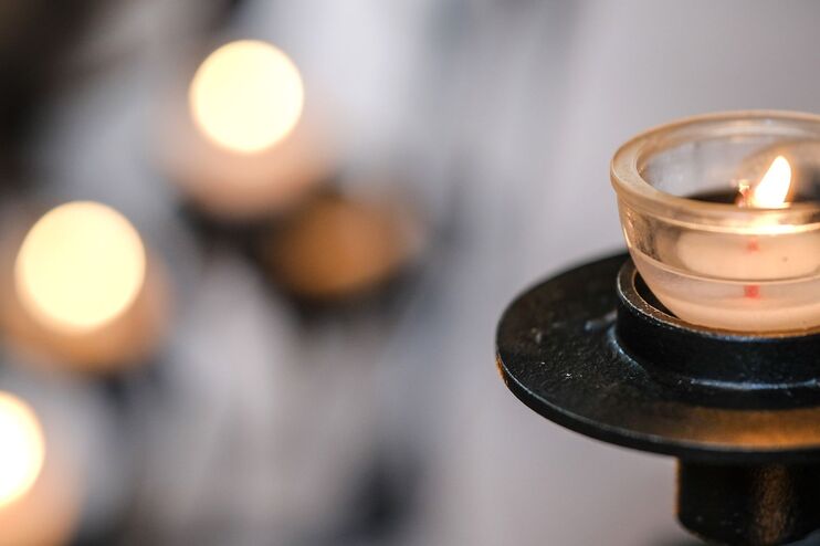 Eine Vielzahl an Teelichtern in einer Kirche.