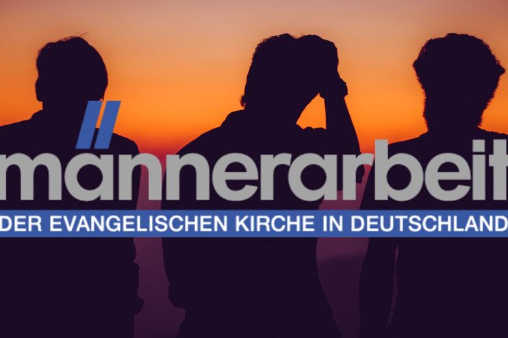 Eine Gruppe Männer steht vor einem Sonnenuntergang. Davor steht in grauer und blauer Schrift Männerarbeit.