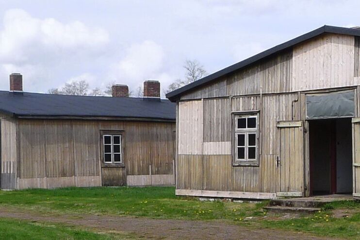 Holzbaracken in einer Reihe