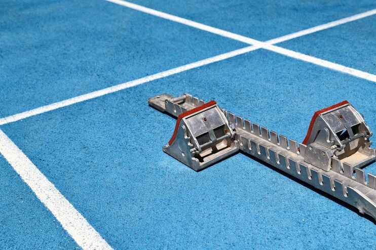Ein Startblock auf einer blauen Tartan-Bahn
