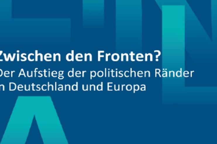 Zwischen hellblauen großen Buchstaben auf dunkelblauem Hintergrund steht in weiß: Zwischen den Fronten? Der Aufstieg der politischen Ränder in Deutschland und Europa.