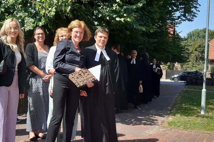 eine Gruppe von Menschen lächelt in die Kamera.