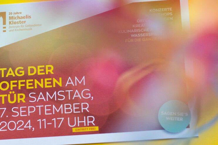 Einen Flyer mit Logo des Michaelisklosters und den Daten für den Tag der offenen Tür: 7. September, 11 Uhr.