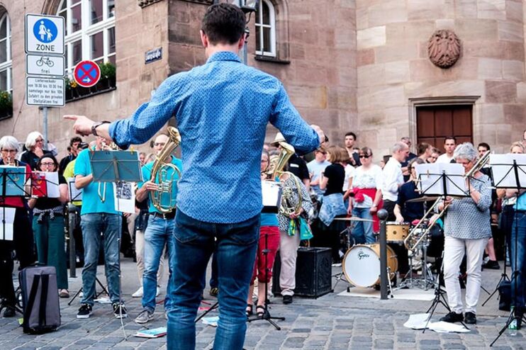 Ein Musikensemble vor einer Kirche