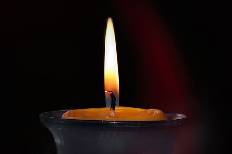 Eine brennende Kerze