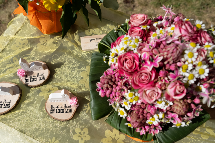 Blumenstrauß und Hochzeitsdekoration