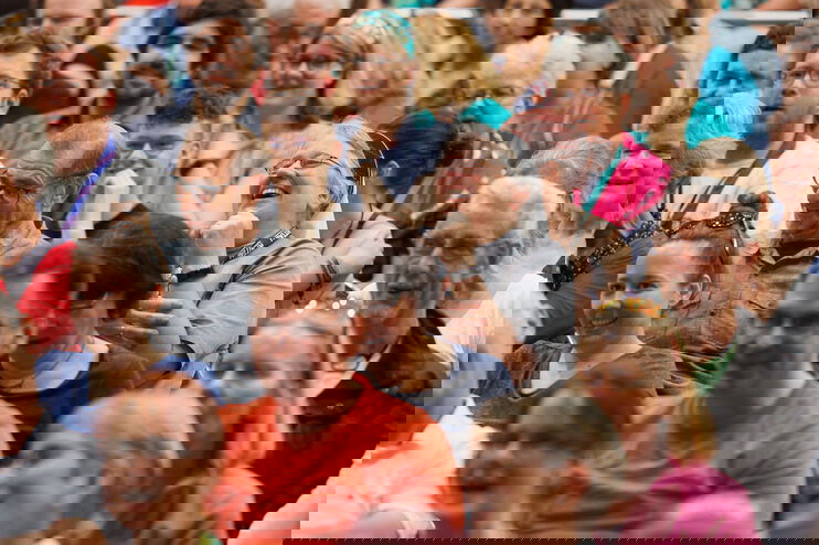 Viele fröhliche Menschen