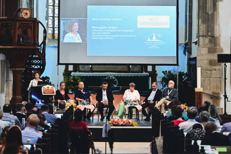 Menschen bei einer Podiumsdiskussion