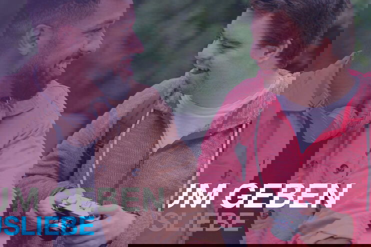 zwei Menschen lächeln sich an. Darunter steht: Raum geben #ausliebe