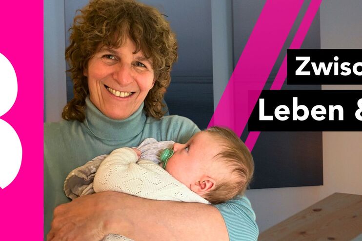 Eine Frau hält ein Kind im Arm. Rechts steht: Zwischen Leben und Tod. Links von ihr ist ein Quadrat mit einem B auf pinkem Hintergrund.