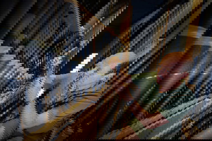 Ein Orgelbauer beim Intonieren einer Orgel