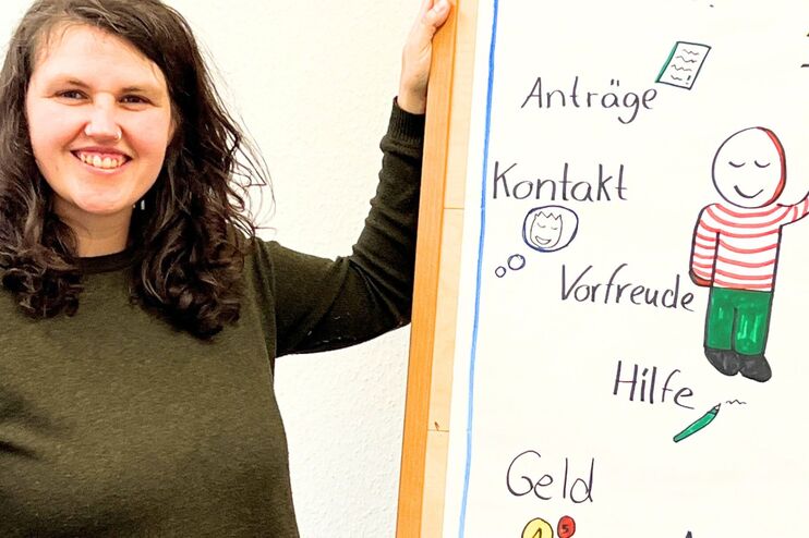 eine junge Frua vor einem Flipboard mit Zeichnungen darauf