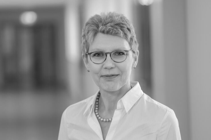 Ein weiblich zu lesende Person im Portrait in schwarz-weiß