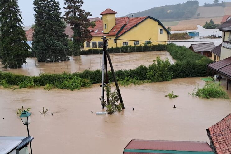 Häuser, umgeben von Hochwasser