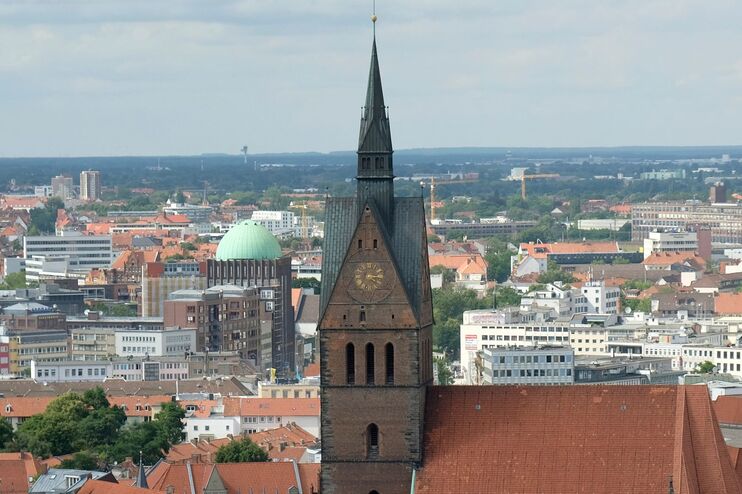 ein Kirchturm in einer Großstadt aus der Vogelperspektive fotografiert.
