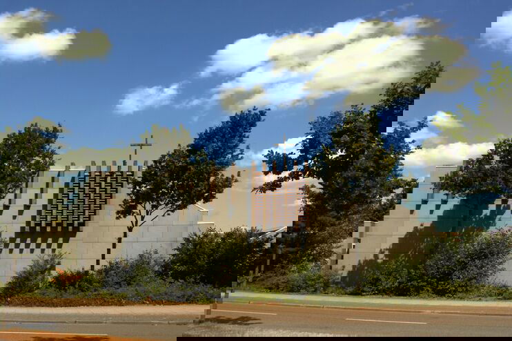 Ein Gebäude mit einem Kreuz unter blauem Himmel