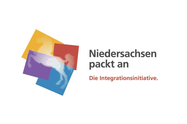 Auf weißem Hintergrund ein Logo: vier Kästchen, je eins gelb, rot, lila und blau überlappen einander, darauf hebt sich ein weißes Pferd ab. Rechts daneben steht: Niedersachsen packt an. Die Integrationsinitiative.
