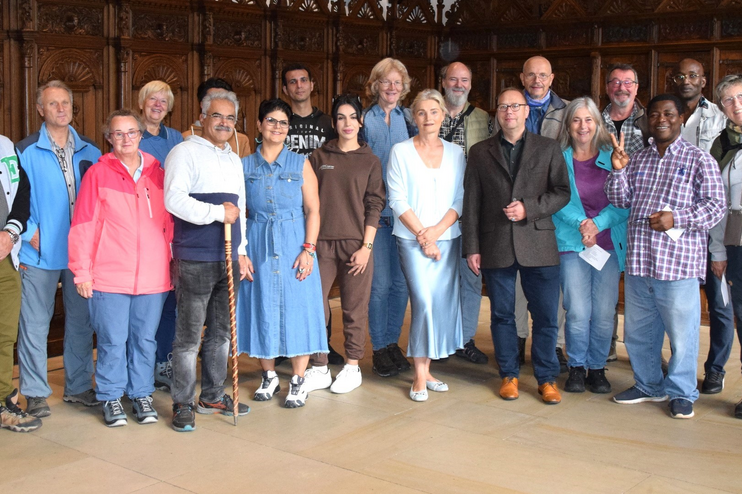 Eine Gruppe von Menschen mit Wanderstöcken in einer Kirche.