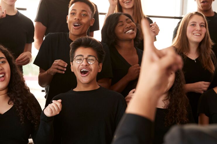 Menschen in schwarzer Kleidung, die fröhlich singen.