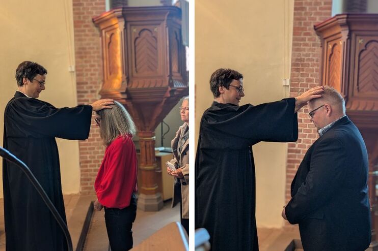 Zwei Bilder nebeneinander: Eine weiblich gelesene Person im Talar legt links einer weiblich gelesenen Person die Hände auf, rechts einer männlich gelesenen.