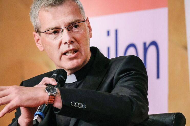 Eine männlich gelesene Person im Talar.