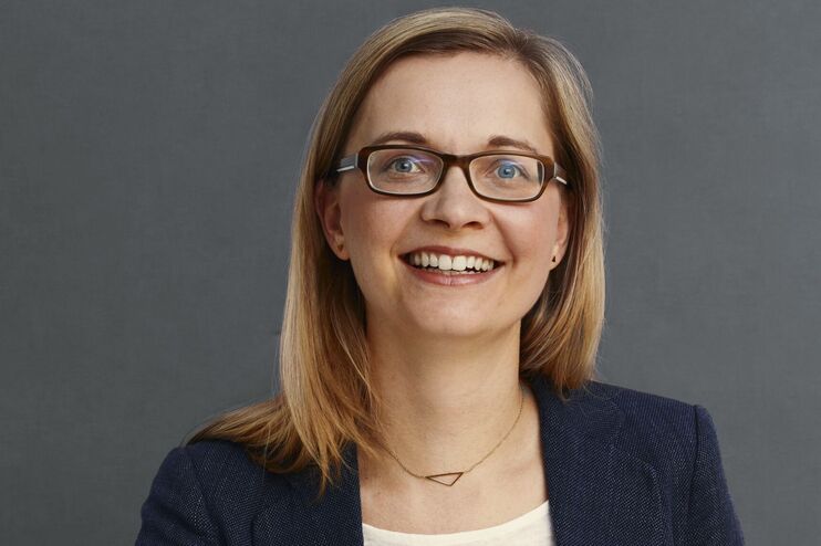 Eine Frau laechelt in die Kamera