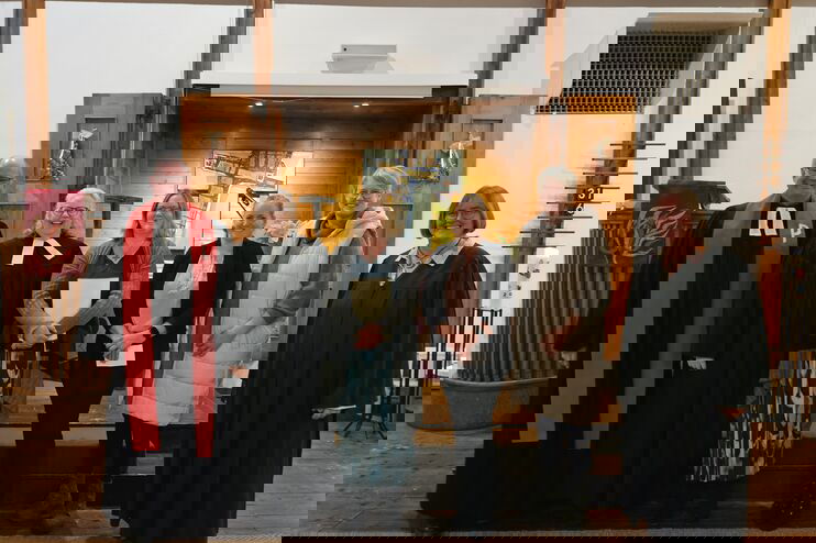 Mehrere Personen in einer Kirche