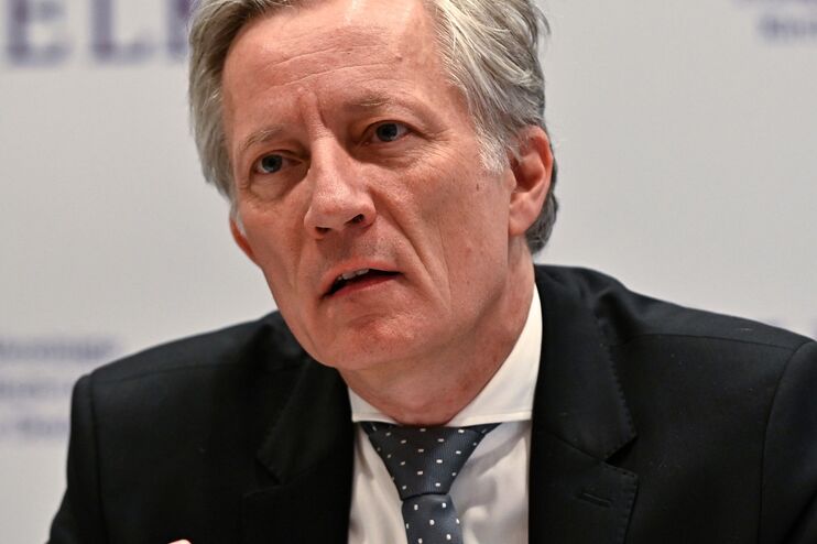 Ein Mann bei einer Pressekonferenz