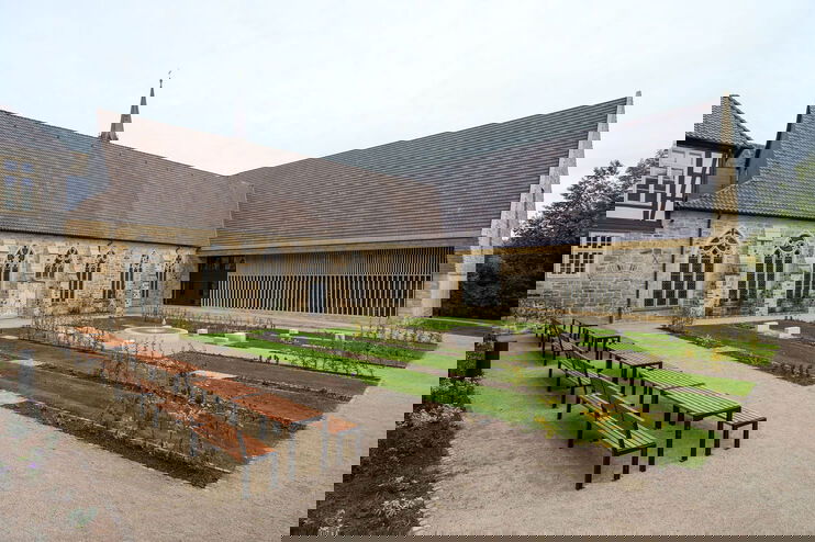 Ein historisches Klostergebäude mit einem modernen Anbau.