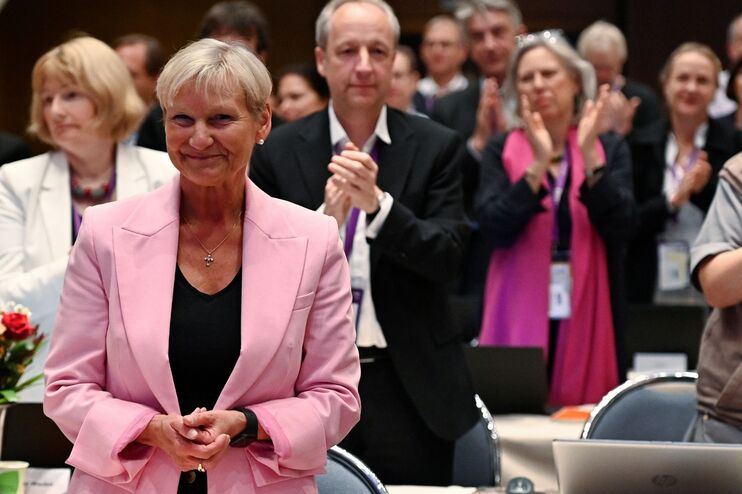 eine Frau auf einer Tagung lächelt in die Kamera