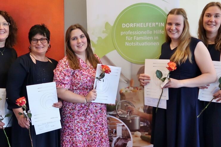 Eine Gruppe Frauen mit Urkunden