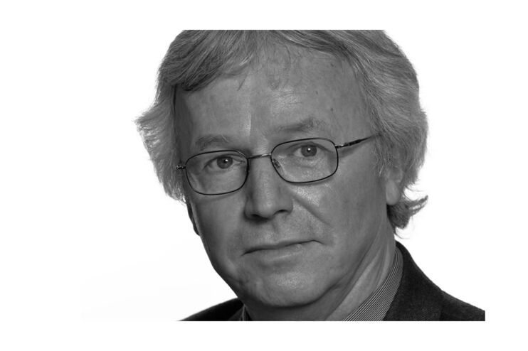 Eine männlich zu lesende Person mit Brille.