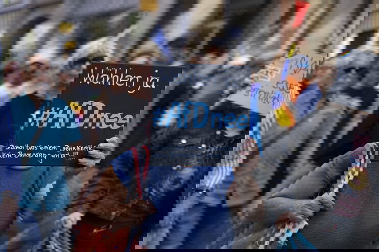 Eine Demonstration, bei der eine Person ein Schild mit der Aufschrift #AfDnee hält.