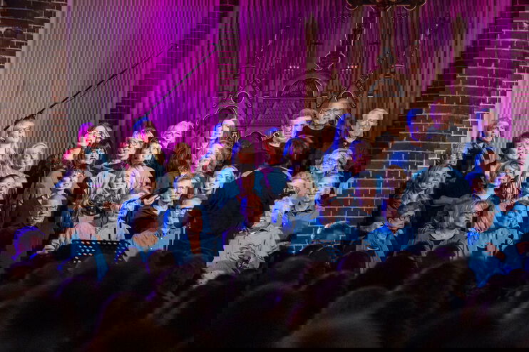 Ein Gospelchor probt in der Gospelkirche Hannover.