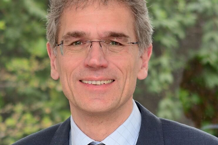 Portrait von einem Mann vor Pflanzen