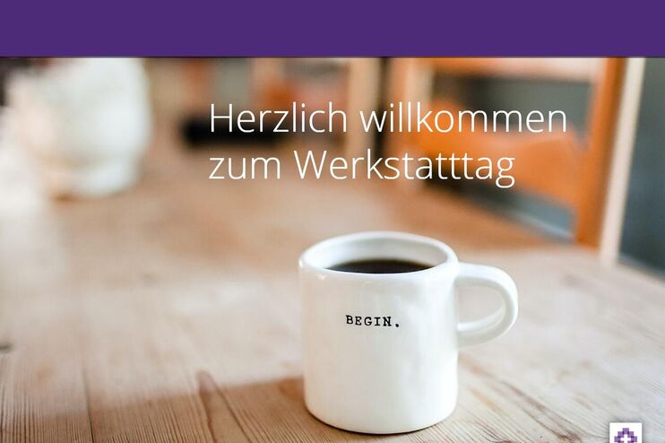 Auf einem Holztisch steht ein weißer Becher mit der Aufschrift "Begin"; in die Grafik eingebaut ist der Text "Herzlich willkommen zum Werkstatttag"