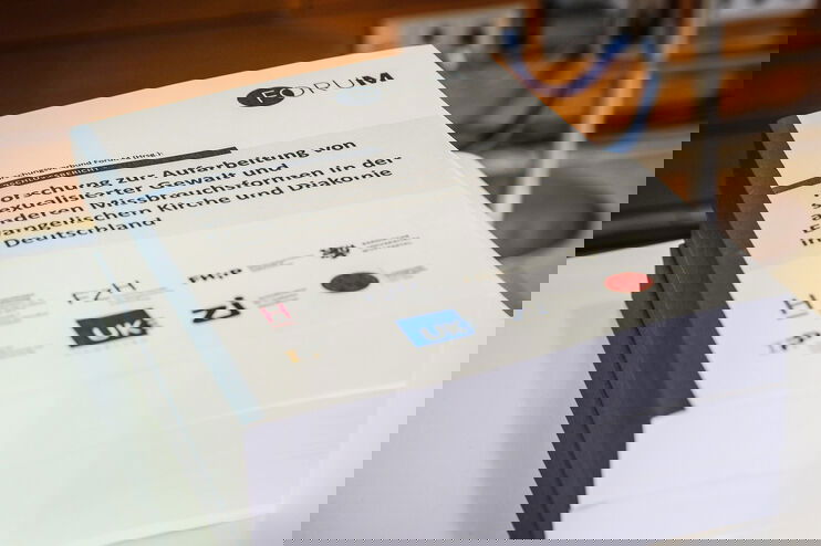 Mehrere Bände einer dicken Studie mit dem Titel „Forschung zur Aufarbeitung von sexualisierter Gewalt und anderen Missbrauchsformen in der Evangelischen Kirche und Diakonie in Deutschland“ liegen übereinander.