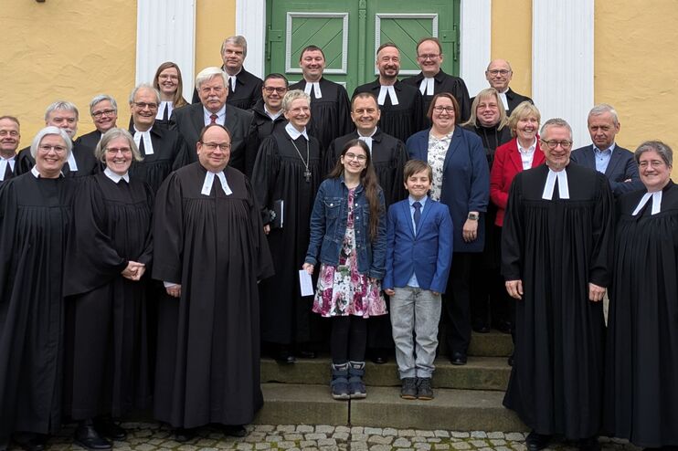 Menschen stehen auf einer Treppe